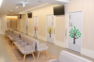 横浜市立市民病院は、「パークホスピタル」をコンセプトに療養環境の向上を重視して設計デザインされているため、待合室にも癒しの空間が広がる