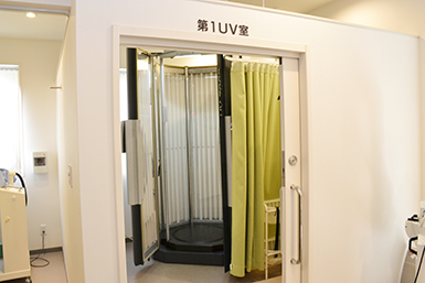 ナローバンドUVBの全身照射型装置を配した第１UV室