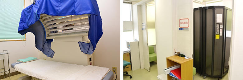 ナローバンドUVBによる紫外線治療に使用している横型治療器（左写真）と全身型（立位）治療器（右写真）。患者の年齢、照射部位、皮膚の
状態などによって使い分ける