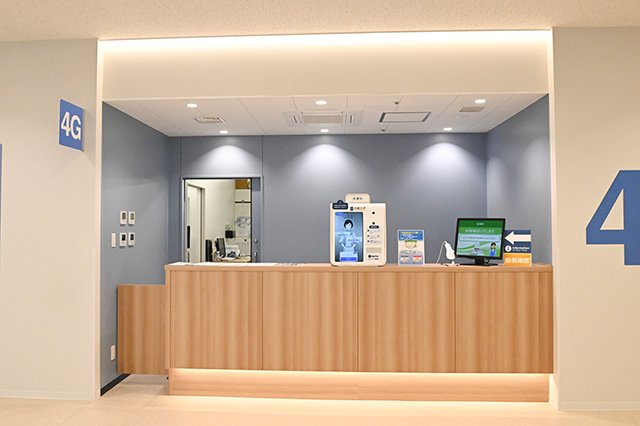外来受付カウンターでもアバターを活用している