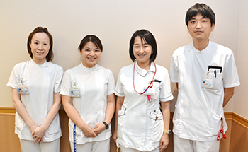 左から齋藤佐知子理学療法士、中地めぐみ言語聴覚士、木下朋子病棟看護師長、喜多弘治作業療法士