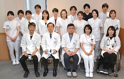 脳神経内科のスタッフの皆さん。前列左から柴田診療部長、宇高特別顧問、西中診療主任部長、2列目右から2人目の田村医長とともに